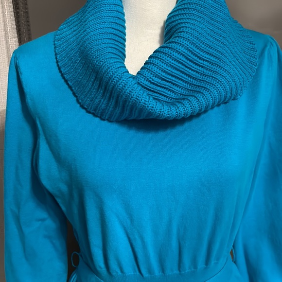 Beautiful top with belt in  turquoise color - Picture 2 of 6